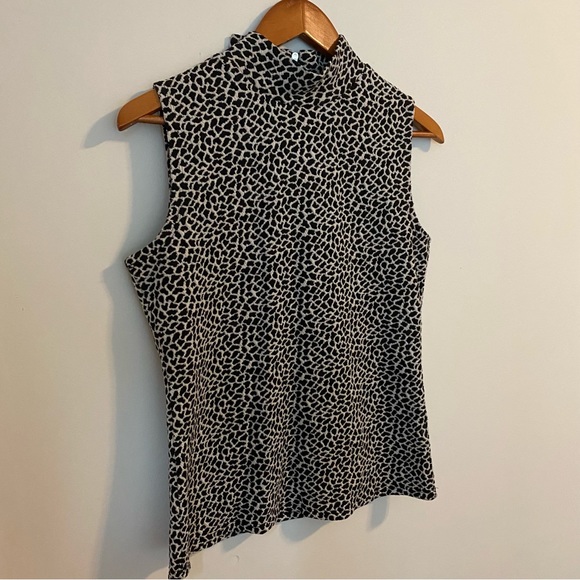Sleeveless Giraffe-Print Blouse - Picture 2 of 5